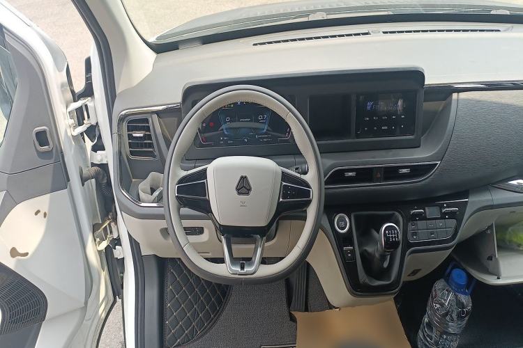 Used Sinotruk Pioneer V 2024 Multi-Function Version 2.0T Manual Short Wheelbase Mid-Roof Steering Wheel