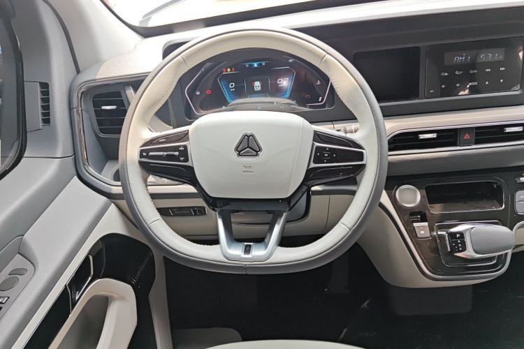 Used Sinotruk Pioneer V 2024 Multi-Function Edition 2.0T Automatic Mid-Roof with Central Axle Steering Wheel