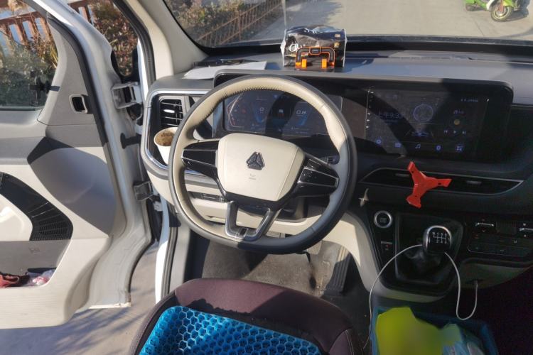 Used Sinotruk Pioneer V 2024 Multi-Function Edition 2.0T Manual Mid-Roof Low-Profile Steering Wheel