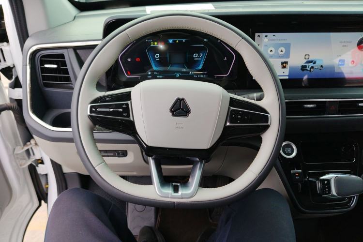Used Sinotruk Pioneer V 2024 Multi-Function Edition 2.0T Automatic Mid-Roof Low-Profile Steering Wheel