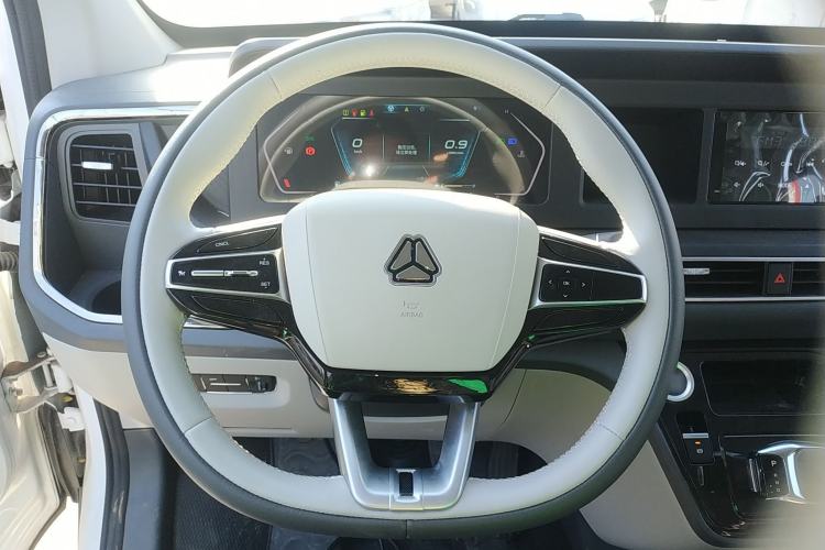 Used Sinotruk Pioneer V 2024 Multi-Function Edition 2.0T Automatic Mid-Roof with Central Axle Steering Wheel