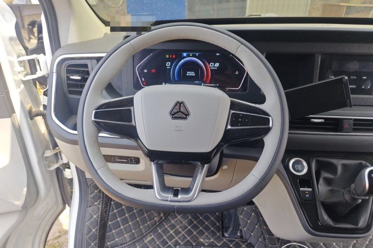 Used Sinotruk Pioneer V 2024 Multi-Function Version 2.0T Manual Short Wheelbase Mid-Roof Steering Wheel