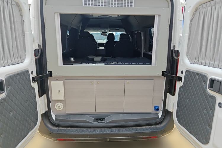 Used Sinotruk Pioneer V 2024 Multi-Function Edition 2.0T Automatic Mid-Roof with Central Axle Trunk