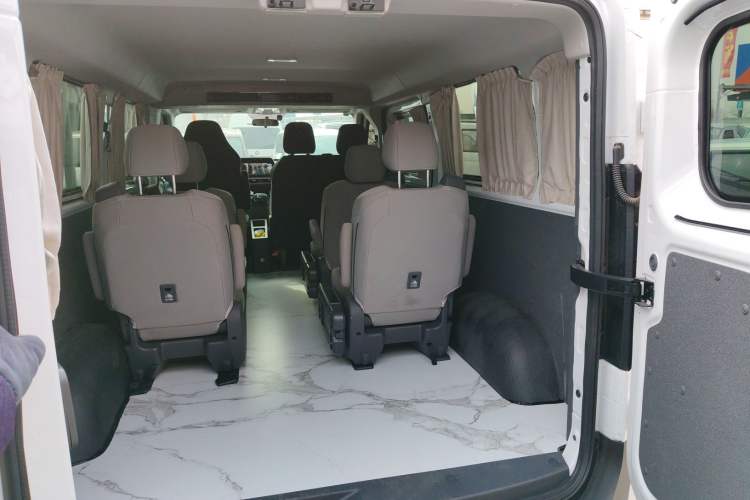 Used Sinotruk Pioneer V 2024 Multi-Function Edition 2.0T Automatic Mid-Roof Low-Profile Trunk