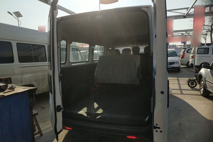 Used Sinotruk Pioneer V 2024 Multi-Function Edition 2.0T Automatic Mid-Roof with Central Axle Trunk