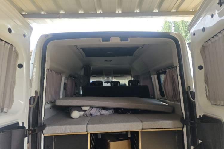 Used Sinotruk Pioneer V 2024 Multi-Function Version 2.0T Manual Short Wheelbase Mid-Roof Trunk