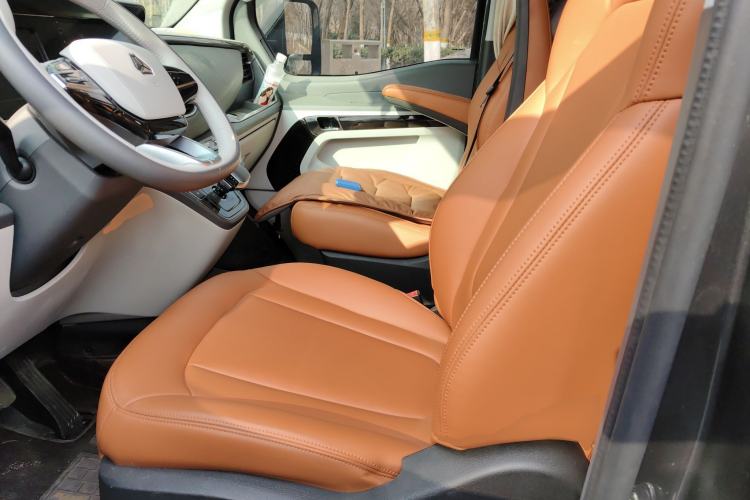 Used Sinotruk Pioneer V 2025 Multi-Function PRO Edition 2.0T Automatic Mid-Roof Mid-Height Left Front Seat