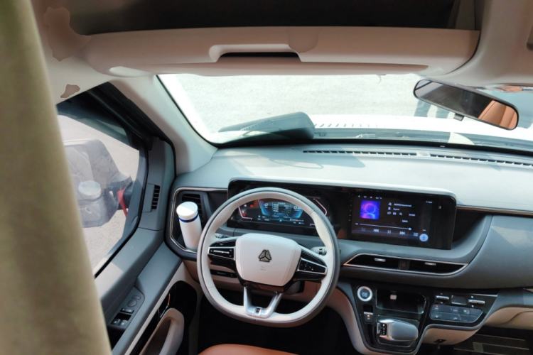 Used Sinotruk Pioneer V 2025 Multi-Function PRO Edition 2.0T Automatic Mid-Roof Mid-Height Steering Wheel