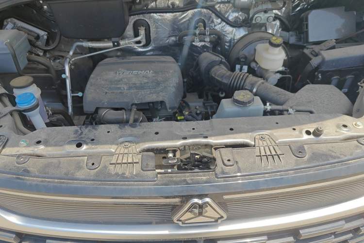 Used Sinotruk Pioneer V  Engine Bay