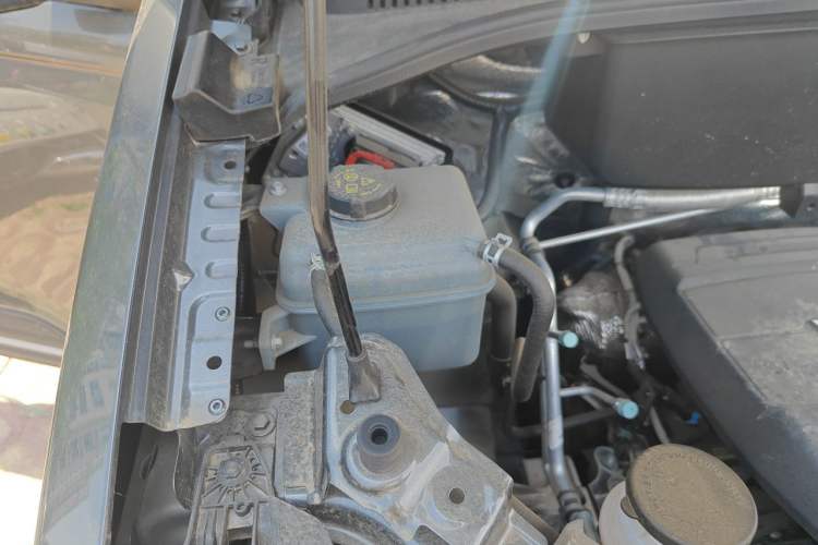 Used Sinotruk Pioneer V  Engine Bay Right
