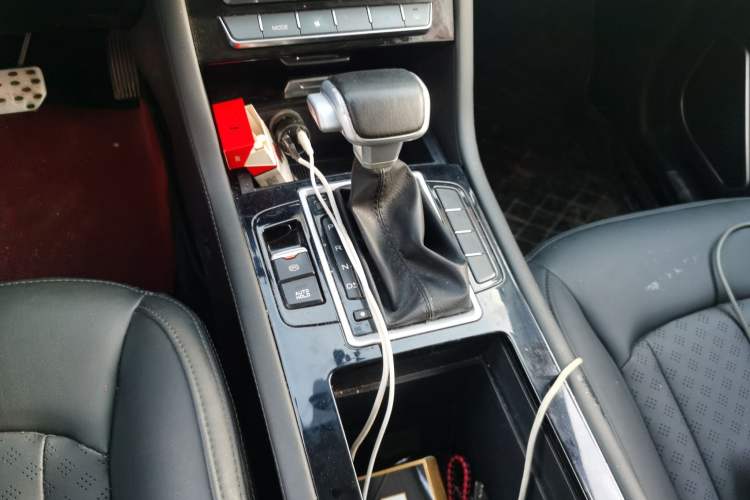 Used Sinotruk VGV U70 2021 1.5T Automatic Youyue Edition 7-Seater Gear Lever