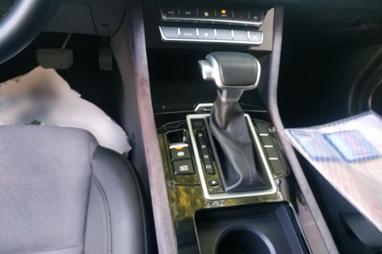 Used Sinotruk VGV U70 2020 1.5T Automatic Smart Luxury 7-Seater Gear Lever