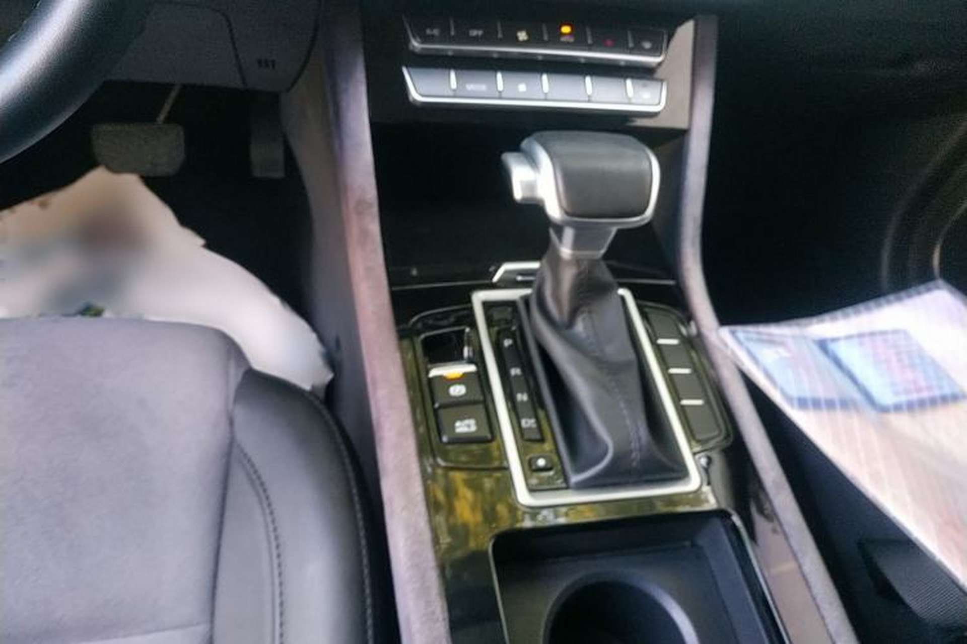 Used Sinotruk VGV U70 2020 1.5T Automatic Smart Luxury 7-Seater Gear Lever