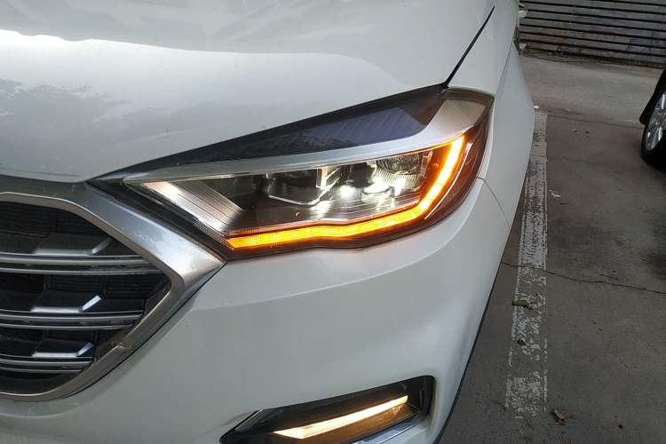 Used Sinotruk VGV U70 2020 1.5T Automatic Smart Luxury 7-Seater Left Front Headlight