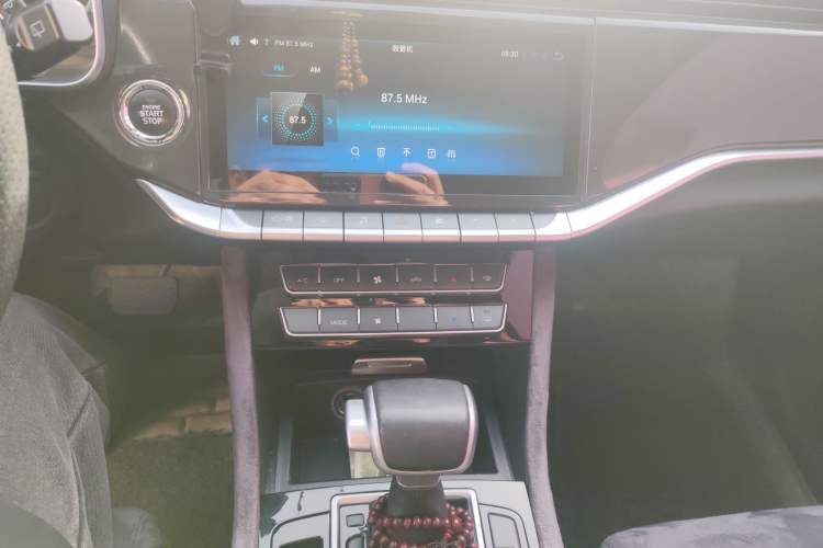 Used Sinotruk VGV U70 2020 1.5T Automatic Smart Luxury 7-Seater Audio And AC Panel