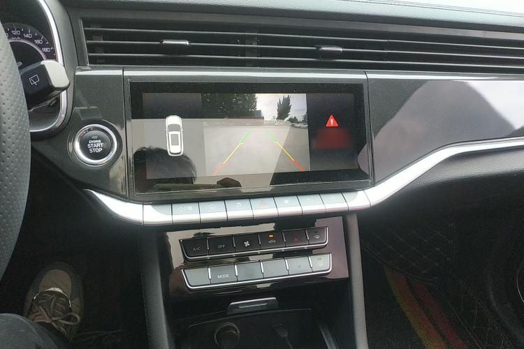 Used Sinotruk VGV U70 2020 1.5T Automatic Smart Luxury 7-Seater Audio And AC Panel
