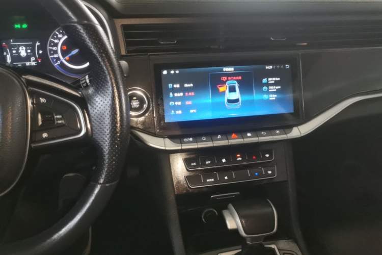 Used Sinotruk VGV U70 2020 1.5T Automatic Smart Luxury 7-Seater Audio And AC Panel