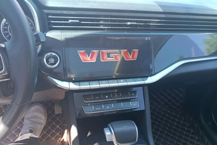 Used Sinotruk VGV U70 2020 1.5T Automatic Smart Luxury 7-Seater Audio And AC Panel