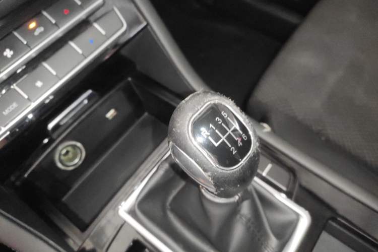 Used Sinotruk VGV U70 2020 1.5T Manual Comfort Edition 7 Seats Gear Lever
