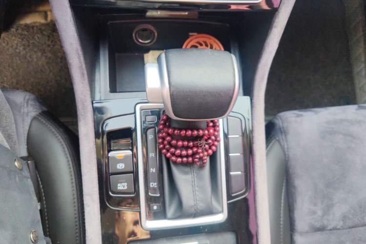Used Sinotruk VGV U70 2020 1.5T Automatic Smart Luxury 7-Seater Gear Lever