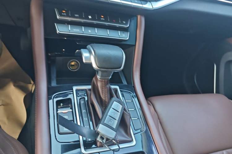 Used Sinotruk VGV U70 2020 1.5T Automatic Smart Luxury 7-Seater Gear Lever