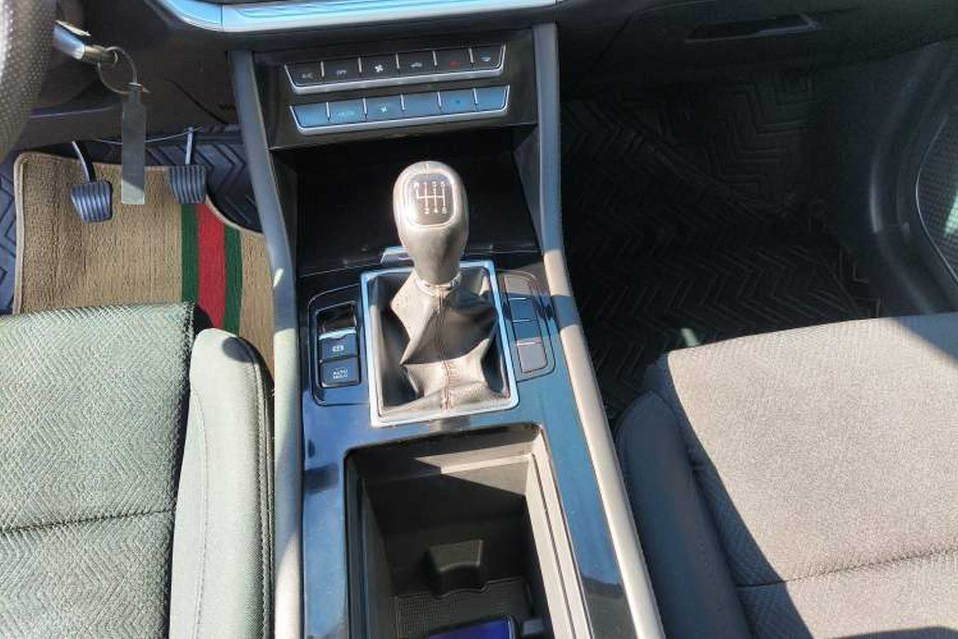 Used Sinotruk VGV U70 2020 1.5T Manual Comfort Edition 7 Seats Gear Lever