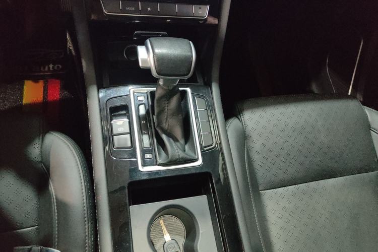 Used Sinotruk VGV U70 2020 1.5T Automatic Smart Luxury 7-Seater Gear Lever