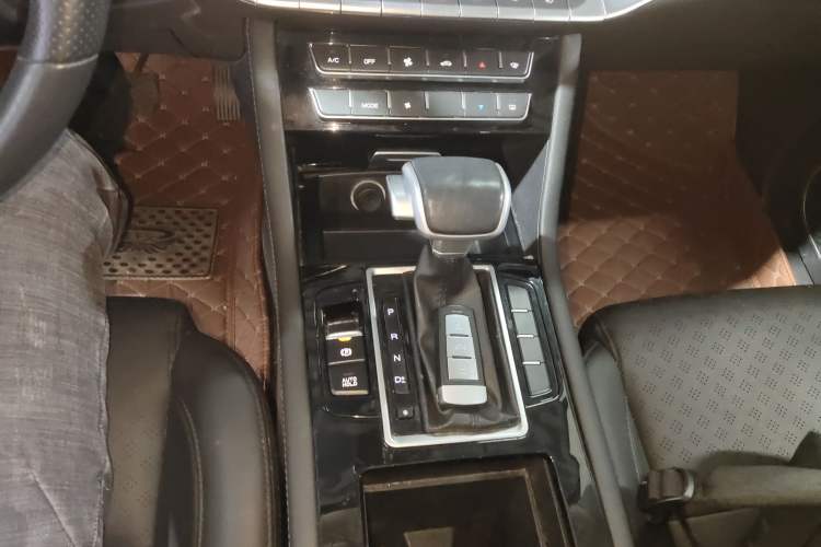 Used Sinotruk VGV U70 2020 1.5T Automatic Smart Enjoyment Elite Navigation Version 7 Seats Gear Lever