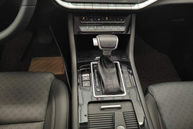 Used Sinotruk VGV U70 2020 1.5T Automatic Smart Enjoyment Elite Navigation Version 7 Seats Gear Lever
