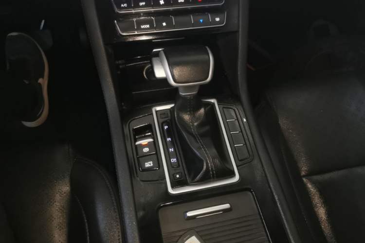 Used Sinotruk VGV U70 2020 1.5T Automatic Smart Luxury 7-Seater Gear Lever