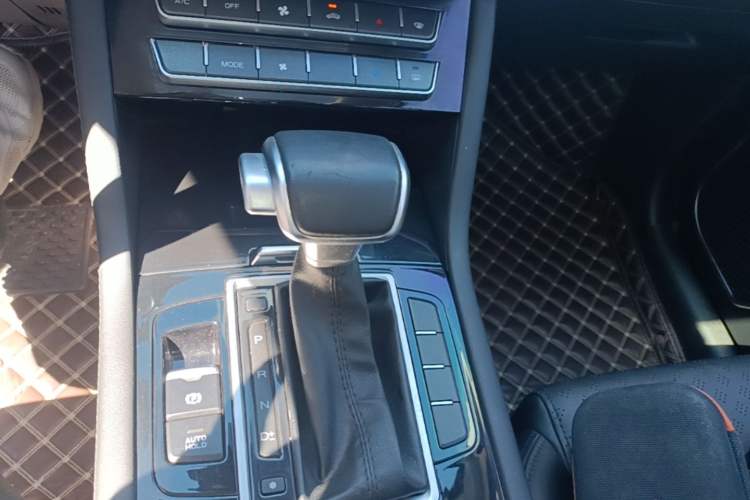 Used Sinotruk VGV U70 2020 1.5T Automatic Smart Luxury 7-Seater Gear Lever