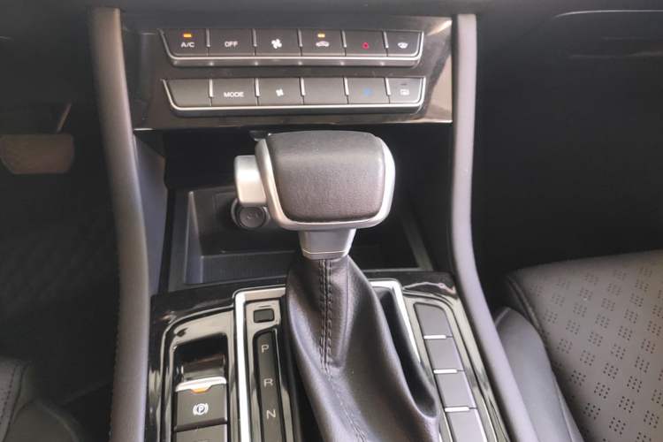 Used Sinotruk VGV U70 2020 1.5T Automatic Smart Enjoyment Elite Navigation Version 7 Seats Gear Lever