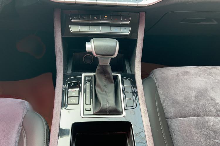 Used Sinotruk VGV U70 2020 1.5T Automatic Smart Luxury 7-Seater Gear Lever