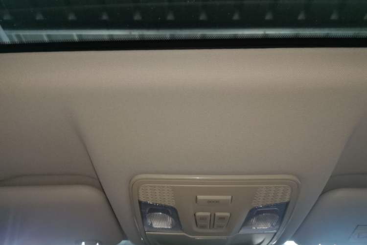 Used Sinotruk VGV U70 2020 1.5T Automatic Smart Luxury 7-Seater Headliner