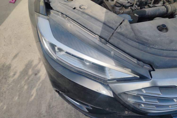 Used Sinotruk VGV U70 2020 1.5T Automatic Smart Luxury 7-Seater Right Front Headlight