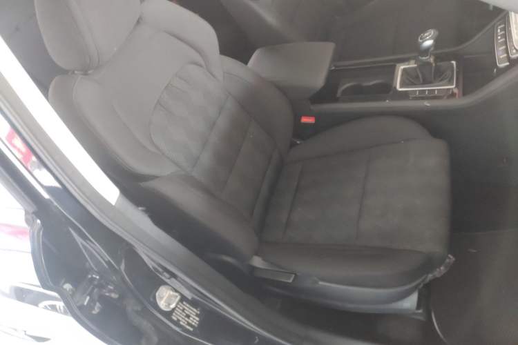 Used Sinotruk VGV U70 2020 1.5T Manual Comfort Edition 7 Seats Right Front Seat