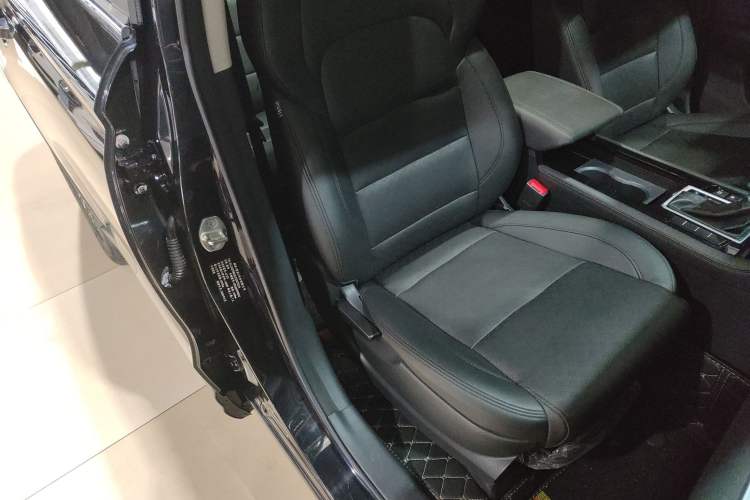 Used Sinotruk VGV U70 2020 1.5T Automatic Smart Luxury 7-Seater Right Front Seat