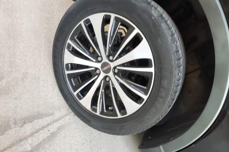 Used Sinotruk VGV U70 2020 1.5T Automatic Smart Enjoyment Elite Navigation Version 7 Seats Right Rear Wheel Hub