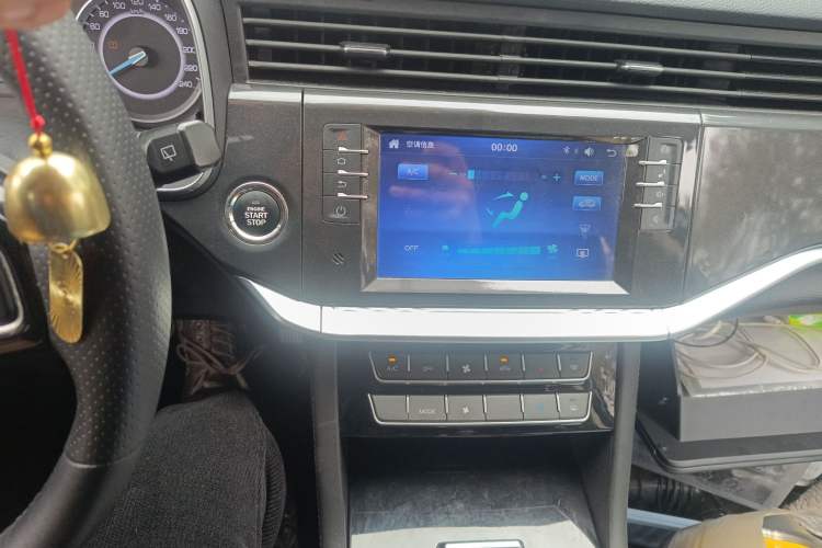 Used Sinotruk VGV U70 2020 1.5T Manual Elite Edition 7-Seater Audio And AC Panel