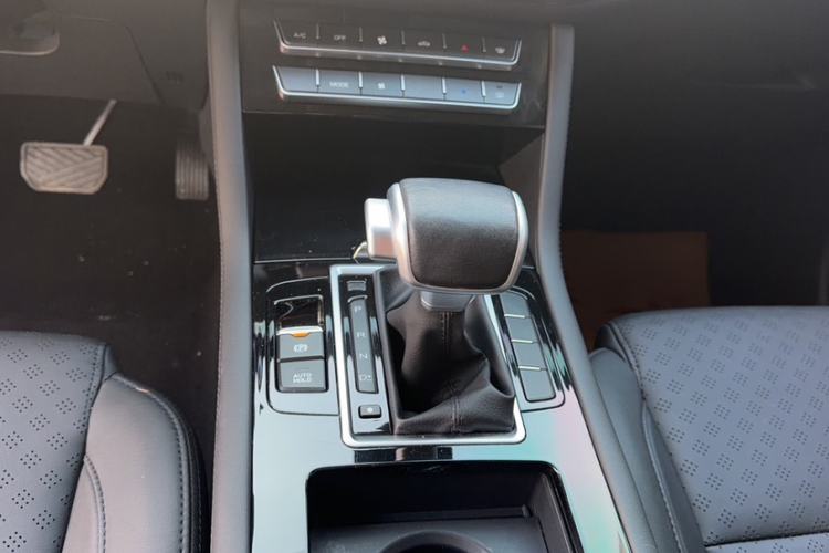 Used Sinotruk VGV U70 2020 1.5T Automatic Smart Luxury 7-Seater Gear Lever