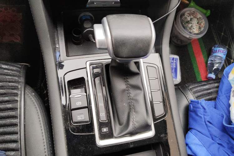 Used Sinotruk VGV U70 2020 1.5T Automatic Smart Luxury 7-Seater Gear Lever