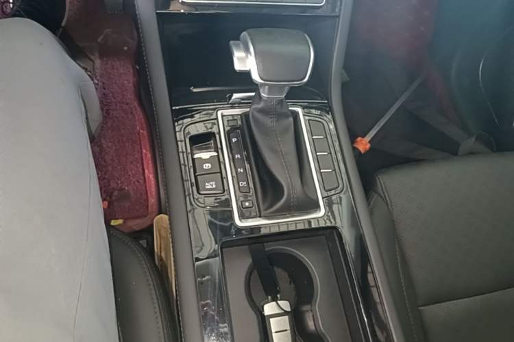 Used Sinotruk VGV U70 2020 1.5T Automatic Smart Enjoyment Elite Version 7 Seats Gear Lever