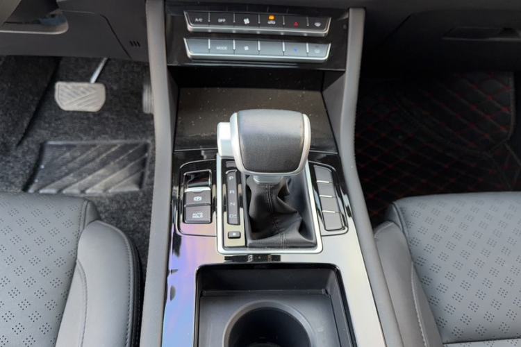 Used Sinotruk VGV U70 2020 1.5T Automatic Smart Enjoyment Elite Version 7 Seats Gear Lever
