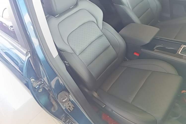 Used Sinotruk VGV U70 2020 1.5T Automatic Smart Enjoyment Elite Version 7 Seats Right Front Seat