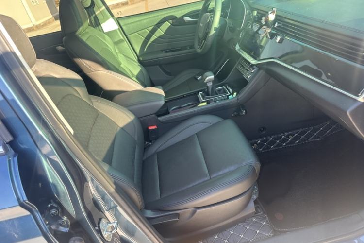 Used Sinotruk VGV U70 2020 1.5T Automatic Smart Enjoyment Elite Version 7 Seats Right Front Seat