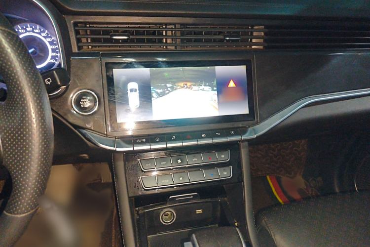 Used Sinotruk VGV U70 2020 1.5T Automatic Smart Luxury 7-Seater Audio And AC Panel