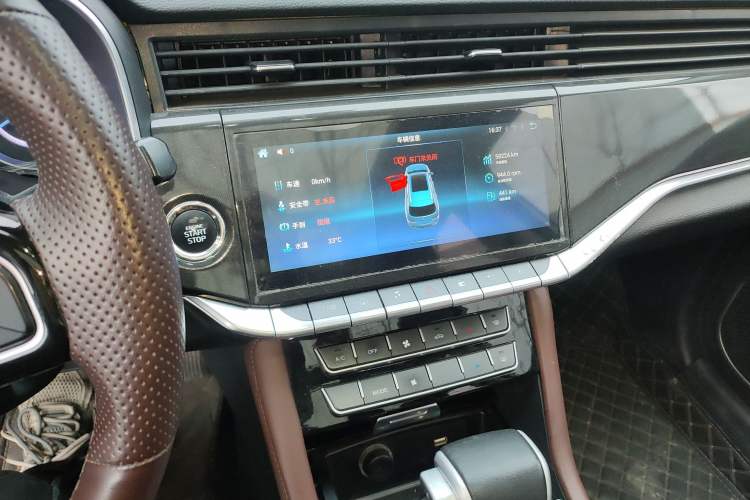 Used Sinotruk VGV U70 2020 1.5T Automatic Smart Luxury 7-Seater Audio And AC Panel