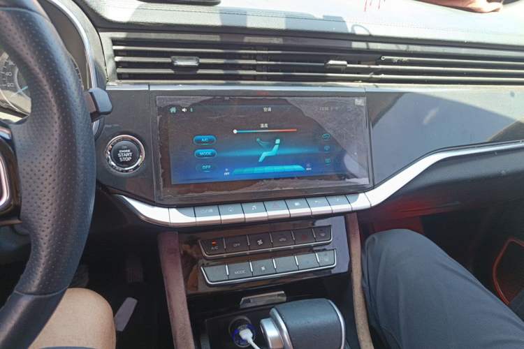 Used Sinotruk VGV U70 2020 1.5T Automatic Smart Luxury Edition 5 Seats Audio And AC Panel