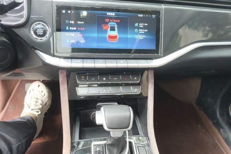 Used Sinotruk VGV U70 2020 1.5T Automatic Smart Luxury 7-Seater Audio And AC Panel