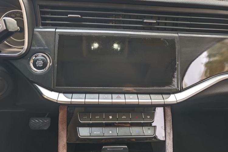 Used Sinotruk VGV U70 2020 1.5T Automatic Smart Luxury 7-Seater Audio And AC Panel